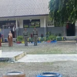 Sejumlah personel Satgas Madago Raya mengikuti upacara bendera bersama siswa SD di Poso, Senin (20/1/2025). (Foto: Humas Satgas Madago Raya)