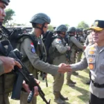 Kapolda Sulteng, Irjen POl Agus Nugroho (kanan) menyambut personal Brimob yang baru tiba dalam operasi Damai Cartenz Papua di Mako Brimob Polda SUlteng, Jumat (3/1/2025). (Foto: Humas Polda SUlteng)