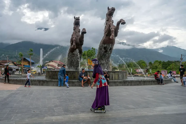 Warga beraktivitas di Taman Lasoso yang baru selesai di revitalisasi, Selasa (31/12/2024). (bmzIMAGES/Basri Marzuki)