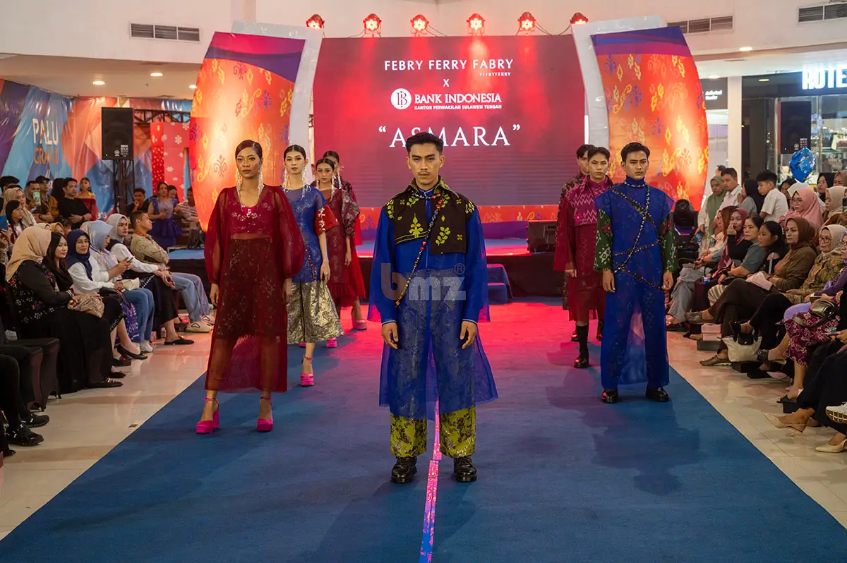 Model memeragakan busana berbahan kain tenun Donggala di Atrium PGM plau, Senin (13/1/2025). (Foto: bmzIMAGES/Basri Marzuki)