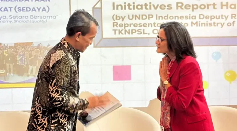 Penyerahan laporan program SEDAYA yang diinisasi oleh Accelerator Lab kepada Kementerian Sosial RI. (Foto: UNDP Indonesia)