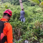 Tim SAR bersama warga berusaha mencari anak yang dikabarkan hilang di kawasan hutan Desa Desa Bone Baru, Kecamatan Banggai Utara, Kabupaten Banggai Laut, Sabtu (1/2/2025). (Foto: Basarnas Palu)
