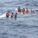 Penumpang KM Fitri 09 yang diselamatkan kapal TB Anugerah Lautan 5 yang sedang melintas di perairan Lingina, Dampal Utara, Tolitoli, Kamis (13/2/2025). (Foto: tangkapan layar video facebook Moh. Sabran)