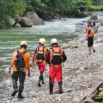 Tim SAR Gabungan menyusuri sungai mencari seorang pekerja tambang emas yang terseret arus saat menyeberang di Desa Labuton, Kecamatan Gadung, Kabupaten Buol, Sabtu (22/2/2025). (Foto: basarnas Palu)