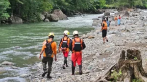 Tim SAR Gabungan menyusuri sungai mencari seorang pekerja tambang emas yang terseret arus saat menyeberang di Desa Labuton, Kecamatan Gadung, Kabupaten Buol, Sabtu (22/2/2025). (Foto: basarnas Palu)