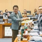 Anggota Komisi VII dari Fraksi Partai Golkar, Beniyanto Tamoreka (kiri) menyerahkan surat koalisi jurnalis kepada ketua Komisi VII DPR RI pada rapat kerja dengan Dirut TVRi dan RRI di Jakarta, Rabu (12/2/2025). (Foto: dok khusus)