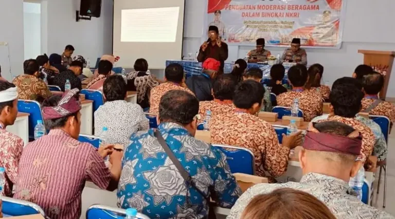 Suasana kegiatan Penguatan Moderasi Beragama dalam Bingkai Negara Kesatuan Republik Indonesia (NKRI) di Desa Percontohan sebagai Kampung Moderasi Beragama di Kabupaten Poso, Rabu (12/2/2025). (Foto: Humas Ops Madago Raya)