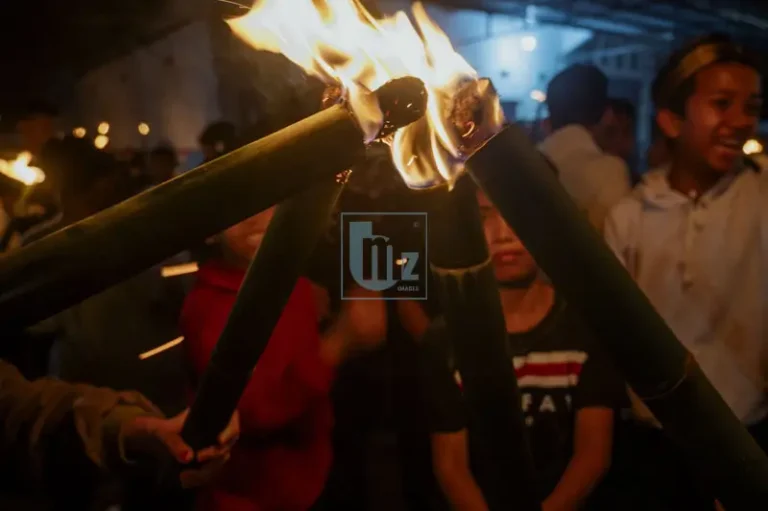 Warga menyalakan obor untuk pawai menyambut Ramadhan 1446 H di Kelurapahan Palupi, Palu, Kamis (27/3/2025). (Foto: bmzIMAGES/Basri Marzuki)