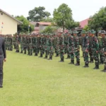 Asisten II Bidang Ekonomi dan Pembangunan Kabupaten Morowali, Abdul Muttaqin Sonaru memeriksa pasukan pada upacara pembukaan TMMD ke-123 di odim 1311/Morowali, Rabu (19/2/2025). (Foto: Penrem 132/Tdl)