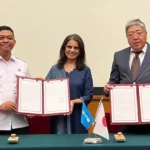 Duta Besar Jepang untuk Indonesia, Y.M. Masaki Yasushi (kanan) dan Perwakilan UNICEF Indonesia, Maniza Zaman (tengah), dan Nurjaeni dari Badan Gizi Nasional memegang perjanjian yang ditandatangani antara UNICEF-Pemerintah Jepang untuk kemitraan baru guna mempromosikan gizi dan pendidikan anak di Kabupaten Biak, Provinsi Papua, yang akan mendukung pelaksanaan Program Makanan Bergizi Gratis. (Foto: UNICEF Indonesia)