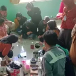 Sejumlah ibu-ibu mengikuti praktik pembuatan lilin aromaterapi dari minyak jelantah oleh Pt Vale Indonesia di Luwu Timur, Selasa (18/2/2025). (Foto: PT Vale Indonesia)
