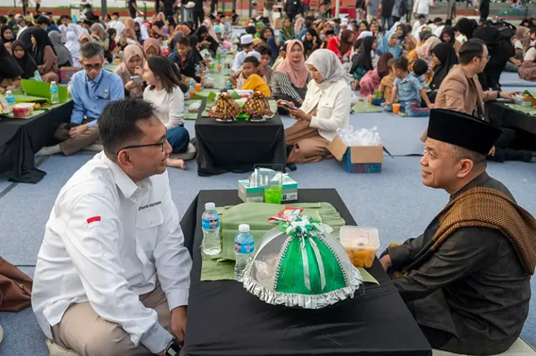 Wali Kota Palu, Hadianto Rasyid (kanan) berbincang dengan Kepala Perwakilan BI Sulteng, Rony Hartawan pada peluncuran QRIS Mantap di Lapangan Vatulemo Palu, Rabu (26/3/2025). (bmzIMAGES/Basri Marzuki)