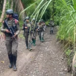 Tim Alfa 1 Satgas III Preventif Operasi Madago Raya pada patroli jalur klasik di wilayah hutan Poso, Jumat (14/3/2025). (Foto: Humas Satgas Madago Raya)