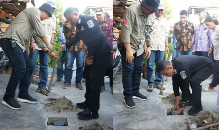 Wali Kota Palu membenamkan biopori ke tanah di lingkungan pemukimanw arga Kelurahan Ujuna, Palu, Kamis (27/3/2025). (Foto: Humas Pemkot Palu)