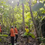 Tim SAR melakukan pencarian seorang lansia yang tidak kembali sejak tiga hari lalu di Desa Tikupon, Luwuk, JUmat (14/3/2025). (Foto: Basarnas Palu)
