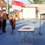 Ketua Mabisaka SAR, Muh Rizal (kanan) melantik dan mengukuhkan Pengurus Saka SAR Wilayah 1 Kwarcab Kota Palu, Sigi, dan Donggala di halaman kantor Basarnas Palu, Sabtu (15/3/2025). (Foto: Humas Basarnas Palu)