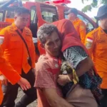 Nenek Poninten digendong keluarganya saat tiba di rumah di Desa Tikopon, Banggai, Sabtu (15/3/2025). (Foto: Basarnas Palu)