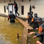 Sejumlah personel Brimob Polda Sulteng melakukan operasi SAR pada banjir di Desa Bunta, Morowali Utara, Sabtu (29/3/2025). (Foto: Humas Polda Sulteng)