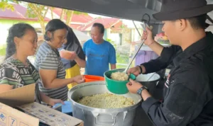 Personel Brimob Polda Sulteng melayani warga di dapur lapangan di Bunta, Morowali Utara, Sabtu (29/3/2025). (Foto: Humas Polda Sulteng)