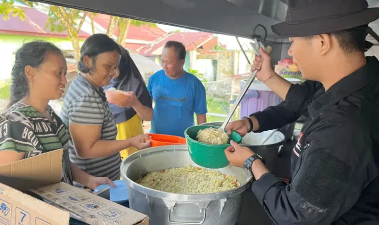 Personel Brimob Polda Sulteng melayani warga di dapur lapangan di Bunta, Morowali Utara, Sabtu (29/3/2025). (Foto: Humas Polda Sulteng)