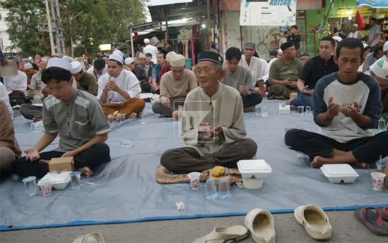 Sejumlah abnaul khairaat menunggu waktu berbuka puasa pada buka puasa bersama di depan Masjid Alkhairat, Palu, Jumat (14/3/2025). (bmzIMAGES/Basri Marzuki)