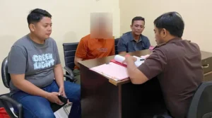 Tersangka MB yang diduga menyetubuhi adik iparnya hingga melahirkan bayi, Jumat (14/3/2025). (Foto: Humas Polda Sulteng)