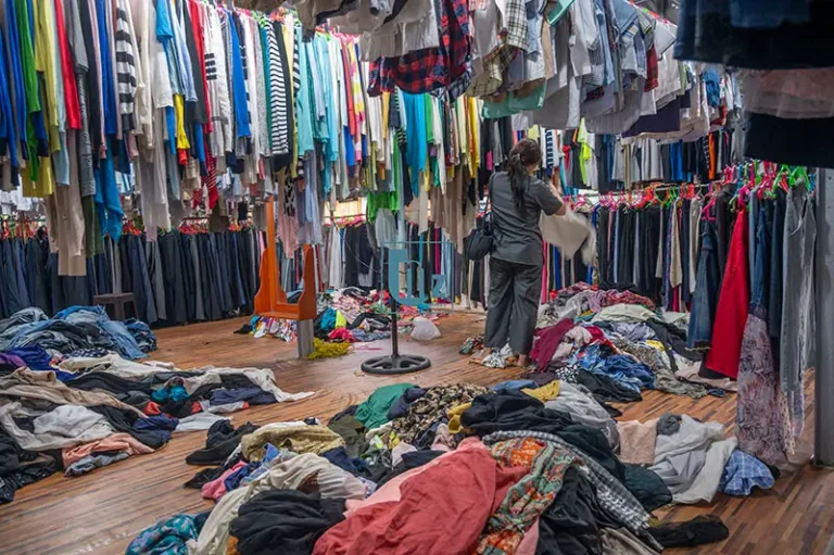 Seorang warga memilih-milih pakaian bekas di Pasar Masomba, Palu, Jumat (28/3/2025). (Foto: bmzIMAGES/Basri Marzuki)