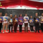 Serah terima instrumen uji tuntas ILO kepada sejumlah Perusahaan Penempatan Pekerja Migran Indonesia (P3MI) oleh Menteri Pelindungan PMI di Jakarta, Senin (17/3/2025). (Foto: ILO/Ariel Prananda)