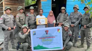 Satgas Madago Raya Aksi Sosial Berbagi Sembako di Poso