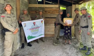 Satgas Madago Raya Berbagi Sembako di Poso jelang Idul Fitri