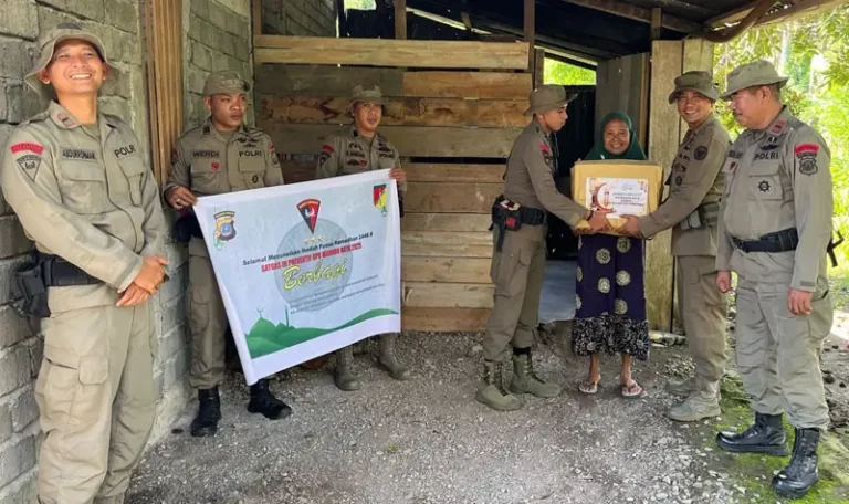 Personel Satgas Madago Raya amenyerahkan sembako pada seorang warga di Poso, Kamis (27/3/2025). (Foto: Humas Satgas Madago Raya)