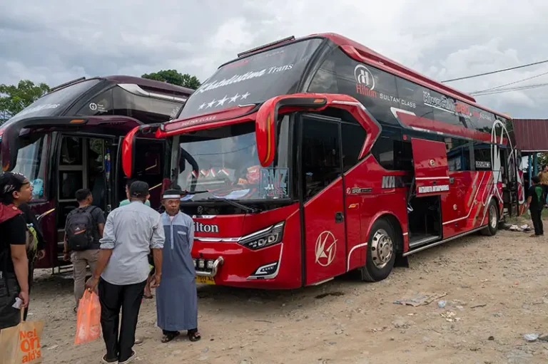 Pemudik bersiap-siap berangkat ke Makassar dengan bus terakhir di Terminal Angkutan Darat Tipo, Palu, Sabtu (29/3/2025). (bmzIMAGES/Basri Marzuki)