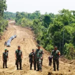 Pangdam XIII/Merdeka, Mayjen TNI Suhardi saat meninjau pembukaan jalan 9,6 kilometer pad aTMMD ke-123 di Morowali. (Fto: Penem 132/Tdl)