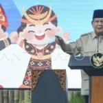 Presiden Prabowo Subianto menyampaikan pidato saat pengumuman pengesahan Peraturan Pemerintah (PP) tentang Tata Kelola Penyelenggaraan Sistem Elektronik dalam Perlindungan Anak di halaman Istana Merdeka, Jakarta, Jumat (28/3/2025). PP tersebut di antaranya mengatur pembatasan penggunaan media sosial dan pembatasan akses konten-konten digital untuk anak. ANTARA FOTO/Hafidz Mubarak A/agr