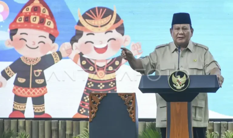Presiden Prabowo Subianto menyampaikan pidato saat pengumuman pengesahan Peraturan Pemerintah (PP) tentang Tata Kelola Penyelenggaraan Sistem Elektronik dalam Perlindungan Anak di halaman Istana Merdeka, Jakarta, Jumat (28/3/2025). PP tersebut di antaranya mengatur pembatasan penggunaan media sosial dan pembatasan akses konten-konten digital untuk anak. ANTARA FOTO/Hafidz Mubarak A/agr