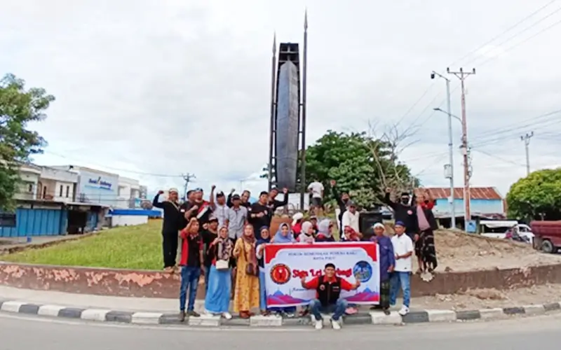 Sejumlah warga yang memprotes renovasi tugu Songgolangi di Palupi, Palu. (Foto: FKPK)