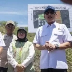 Menteri Perlindungan Pekrja Migran Indonesia, AbdulKadir Karding (kiri) saat berada di Palu untuk pembangunan BLK Luar Negeri di Mamboro, Jumat (21/2/2025). (ANTARA FOTO/Basri Marzuki)
