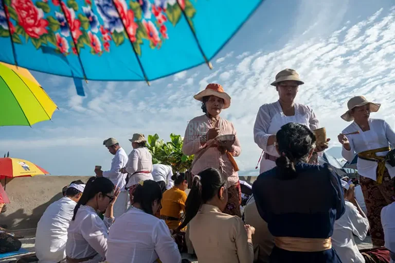 Pengurus memercikkan tirta suci kepada umat usai upacara persembahyangan Melasti di Pura Melasti, Pantai Dupa, Palu, Kamis (27/3/2025). (FbmzIMAGES/Basri Marzuki)