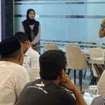 Head of Bahodopi Project PT Vale, Wafir (kiri) memeparkan progres konstruksi IGP Morowali pada Buka Puasa Bersama di Morowali, Kamis (13/3/2025). (Foto: PT Vale Indonesia)