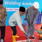 Ketua Utama Alkhairaat menyekop semen menandai ground breaking Alkhairaat Welding Academy yang didukung PT Vale Indonesia di Morowali, Kamis (20/3/2025). (Foto: PT Vale Indonesia)
