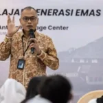 Direktur Pemberitaan Perum LKBN Antara Irfan Junaidi memberikan materi pada pelatihan menulis kreatif untuk pelajar di Antara Heritage Center, Jakarta, Senin (17/3/2025). ANTARA FOTO/Bayu Pratama S/foc