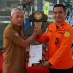 Bupati Banggai Laut, Sofyan Kaepa (kiri) berjabat komando dengan Kepala Kantor Pencaraian dan Pertolongan Palu, Muh Rizal usai penandatanganan MoU di banggai laut, Senin (28/4/2025). (Foto: Basarnas Palu)