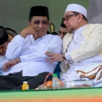 Menteri Hukum RI, Supratman Andi Agtas (kiri) berbincang dengan Ketua Dewan Pakar Alkhairaat, Salim Segaf Aljufri pada Haul ke-57 Guru Tua di palu, Sabtu (12/4/2025). (Foto: bmzIMAGES/Basri Marzuki)