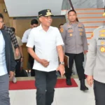 Kapolda Sulteng Irjen Pol AGus Nugroho (kiri) bersama Gubernur Sulteng Anwar Hafid (kedua kanan) dan Komisioner KPU RI Idham Holik saat meninjau PSU di parigi Moutong, Rabu (16/4/2025). (Foto: Humas Polda Sulteng)