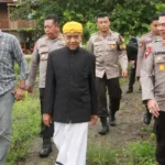Kapolres Sigi, AKBP Kari Amsah Ritonga (kanan) berjalan bersama Ketua Dewan Adat Kabupaten Sigi, Aries Singi di Desa Kaleke, Kecamatan Dolo Barat, Selasa (22/4/2025). (Foto: Humas Polres Sigi)