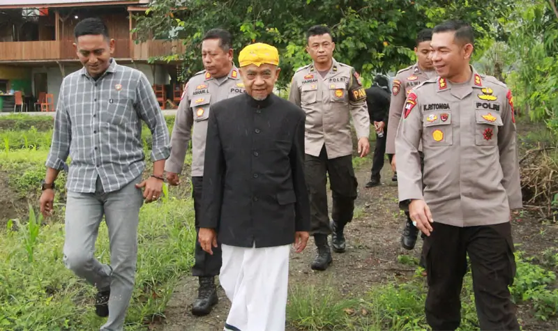Kapolres Sigi, AKBP Kari Amsah Ritonga (kanan) berjalan bersama Ketua Dewan Adat Kabupaten Sigi, Aries Singi di Desa Kaleke, Kecamatan Dolo Barat, Selasa (22/4/2025). (Foto: Humas Polres Sigi)