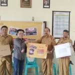 Manager Mobile Consumer Branch Palu Telkomsel – Asrianto Bakri S menyerahkan bantuan pendidikan kepada Kepsek SMAN 7 Sigi, Selasa (18/3/2025). (Foto: Telkomsel)