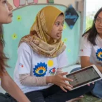 Kelompok anak muda sedang mempresentasikan inisiatifnya tentang pemberdayaan pemuda. (Foto: UN Woman/Satu Bimu Jaya)