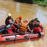 Tim SAR Gabungan mengevakuasi jasad anak yang hanyut di sungai Desa Lambunu, Parigi Moutong, MInggu (20/4/2025). (Foto: Basarnas Palu)