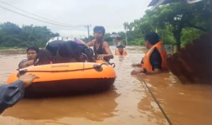 Tim SAR Brimob Podla Sulteng mengevakuasi warga terdampak banjir di Desa Korompeeli, Kecamatan Lembo, Kabupaten Morowali Utara, Rabu (2/4/2025). (Foto: Brimobda Sulteng)